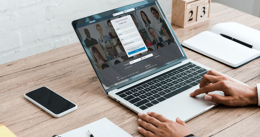 Prospecter sur LinkedIn depuis chez soi : 8 astuces pour développer son activité professionnelle